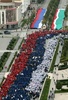 ロシア・チェチェン共和国のグロズヌイ（Grozny）でウラジーミル・プーチン（Vladimir Putin）大統領の誕生日に行われたパレードで、ロシア国旗の色を表現する参加者（2014年10月6日撮影）。(c)AFP/ELENA FITKULINA
