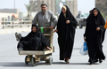 2008年4月7日、イラク・バグダッド（Baghdad）東部のシーア（Shiite）派地域サドルシティー（Sadr City）入口にある検問所を通過する人々。(c)AFP/ALI AL-SAADI