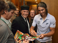 全仏オープン・テニス2008男子シングルスを制し、ロッカールームでサインに応じるラファエル・ナダル（右）。（2008年6月8日撮影）(c)AFP/THOMAS COEX