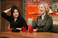 写真は収録を行う司会のレイチェル・レイ（%%Rachael Ray%%、左）とシビル・シェパード。(c)AFP/Getty Images Scott Gries