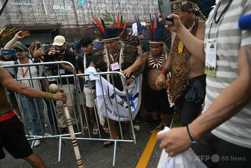 COP30でアマゾン先住民が2回目のデモ ブラジル 写真12枚 国際ニュース