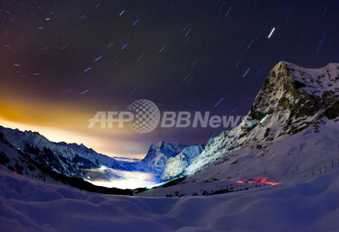 スイス・アルプス、夜空にそびえるアイガー北壁 写真2枚 国際ニュース