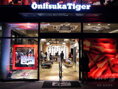 オニツカタイガー×蜷川実花、唇柄をコラージュしたシューズや