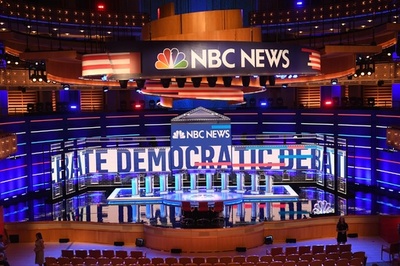 米大統領選の民主党候補者10人、初の公開討論 ウォーレン氏に脚光