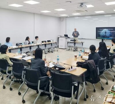「英語は話せるのに仕事が進まない」…韓国・会社員が山奥の合宿所に集まる“24時間・完全没入”