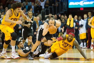 スパーズがキャブスを振り切る、ジェームズから勝利を奪取