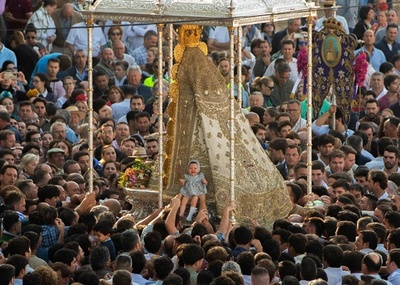 スペイン国内で最大の巡礼 聖母マリア像に祈り