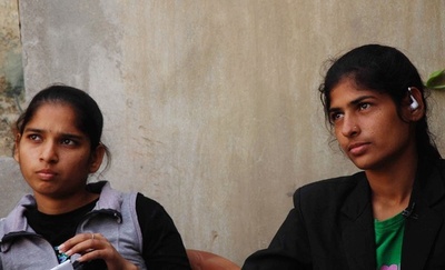 「痴漢撃退」の印姉妹に疑惑の目、別の男性に暴行する動画公開