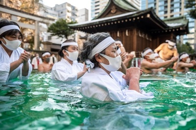 都内神社で寒中水浴 疫病退散願う