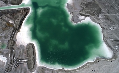 ヒスイを思わせる湖 青海省