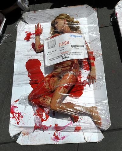 PETA、巨大精肉パックで肉食に抗議 NY