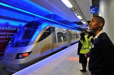 「ノーパンツ」な人たち、南アフリカの高速鉄道にも出現