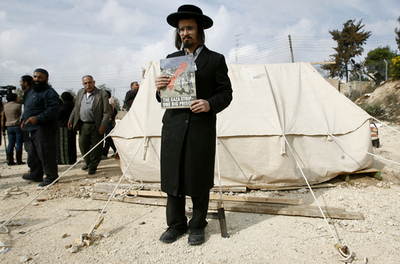 イスラエル治安部隊、パレスチナ人一家のテント撤去 東エルサレム