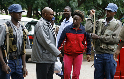 ジンバブエ、行方不明の活動家が治安裁判所に 高裁は病院への移送を命令