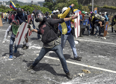  糞便入りの瓶は「化学兵器」、ベネズエラ高官がデモ隊を非難