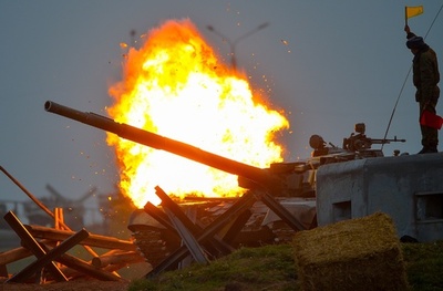 ベラルーシで戦車バイアスロン、車を押しつぶす戦車