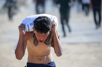 【今日の1枚】食糧をかつぐ青年 パレスチナ