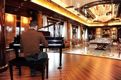 豪華すぎるヤヌコビッチ前大統領の私邸に見学者殺到