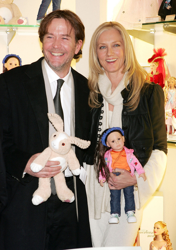 映画『The Last Mimzy』 を記念した人形へのサイン会が行われる - 米国