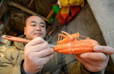 トウモロコシかニンジンか？ 青果店主が店の傍らで作る彫刻作品 河北