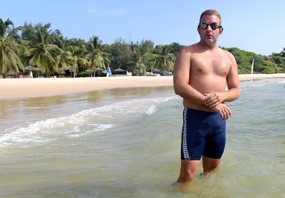 大西洋横断3000キロの遠泳に出発、英国の元警察官