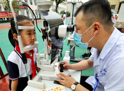 中国の近視の若年化深刻 電子機器の過度の使用が原因