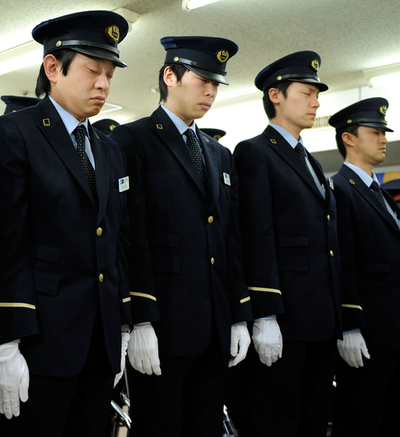 地下鉄サリン事件から13年、霞ヶ関駅で黙とう