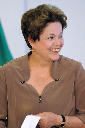 ブラジル大統領の「夫」名乗る女、官邸門前で警護官と取っ組み合い