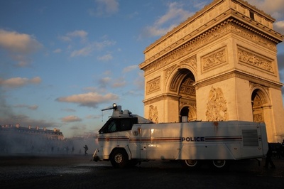 フランスで18週目の「黄ベスト運動」、ブランド店で略奪も