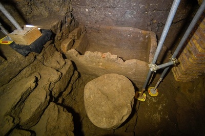 ローマ建国神話の王ロムルスの石棺？ 約100年前に発掘のひつぎ公開