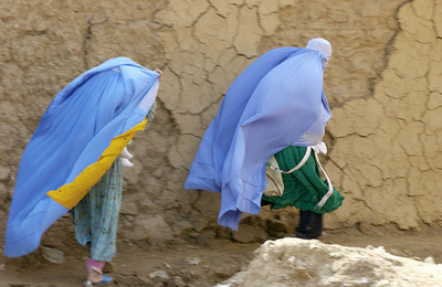 女性に変装した自爆攻撃で16人死亡、パキスタン