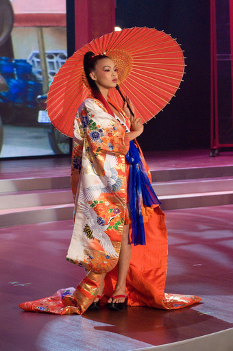 「2008ミス・ユニバース」美馬寛子さん、着物姿で登場