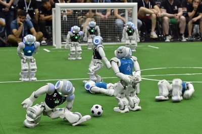 ロボットのW杯「ロボカップ」開催、見て考えてプレー 名古屋
