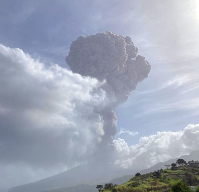 カリブ海セントビンセント島で火山噴火 40年ぶり、1万人超避難
