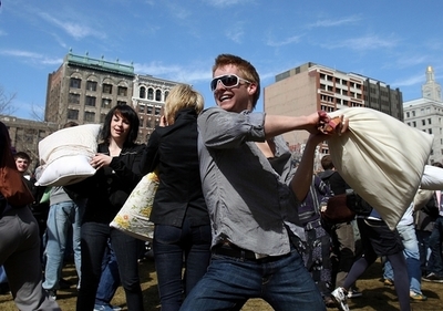 外で枕投げ大会、米サンフランシスコ市当局が「マナー守って」