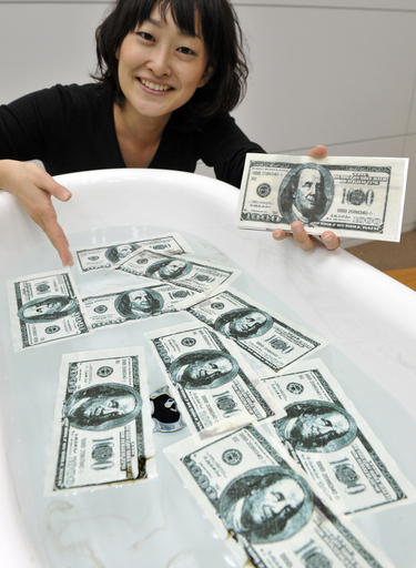 米ドル札浮かべてあこがれの「お札風呂」を、バンダイ