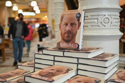 ヘンリー王子自伝英語版、初日売り上げ140万部