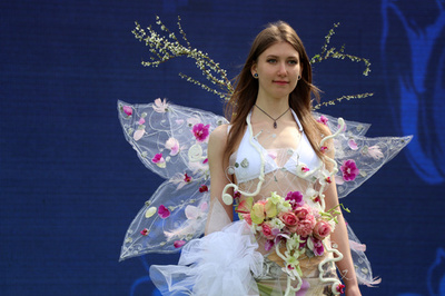 モデルの体を花で飾るフラワーアートショー 中国・江蘇