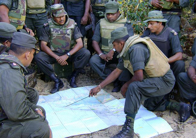 コロンボの赤十字事務所に群集が投石、スリランカ