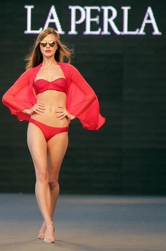 「ラ ペルラ」、レバノンで水着ファッションショー開催