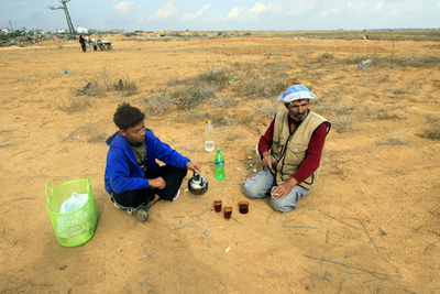 がれきの中を通学するパレスチナの子どもたち、ガザ地区