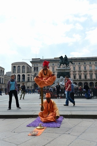 まるで空中浮遊、ミラノ大聖堂前の大道芸人