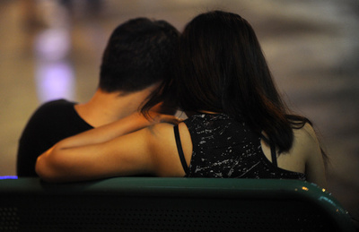 セクスティングする若者、恋愛関係での暴力経験4倍に 研究