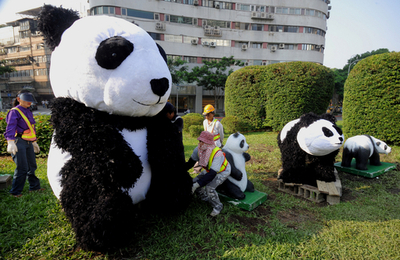 台北市、中台交流機関トップ訪問をパンダ人形で歓迎