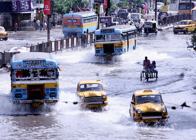 インド・コルカタで洪水被害広がる