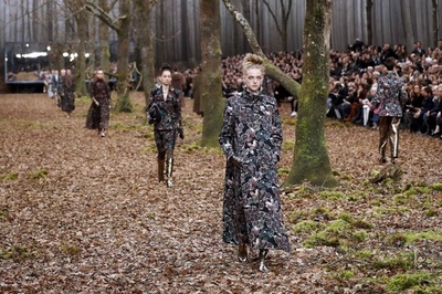 木々に囲まれる中ファッションショー、「シャネル」18/19年秋冬