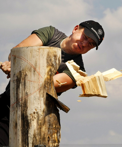 ベルリン郊外で丸太切りコンテスト、腕自慢が集合