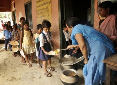 インドの毒入り給食事件、校長の身柄を拘束