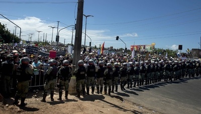 コンフェデ杯会場近くで再び衝突、デモ対応に精鋭部隊投入も ブラジル