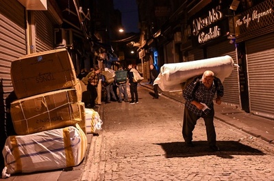 イスタンブールの伝統背負う荷物運搬人 トルコ